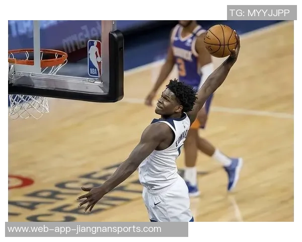 爱德华兹第三节狂轰21分全场最高35分助球队取得胜利表现惊艳